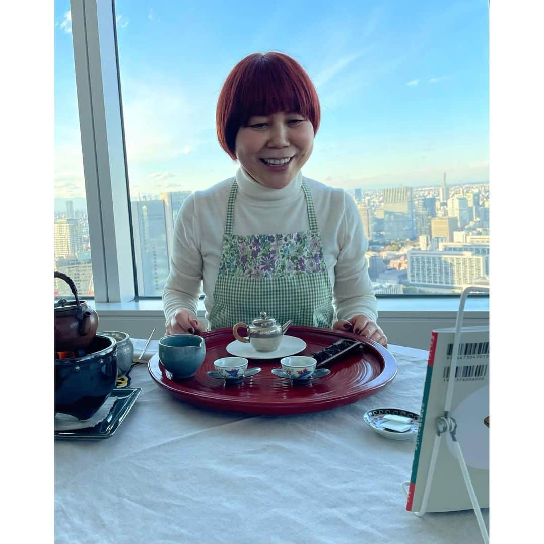 牧瀬里穂さんのインスタグラム写真 - (牧瀬里穂Instagram)「ヘアメイクの山本浩未さんから 前回の課題だった焼売の包み方と 手羽先の海水焼きを教えてもらいました この焼売は具が水っぽいから　 こうなるのは皆なる！ということで安心😊 手羽先の海水焼きも とっても簡単でこれからリピートします 食後には 先日 初めて中国茶用の道具を購入して (道具を入れる茶籠が可愛いくて) でも使い方がわからなかったので 浩未さんに教えてもらいながら　いただきました 浩未さん、インスタライブをしながら お茶の説明をして　お茶を淹れて すごいバイタリティーと感心😆」12月27日 20時01分 - rihomakise