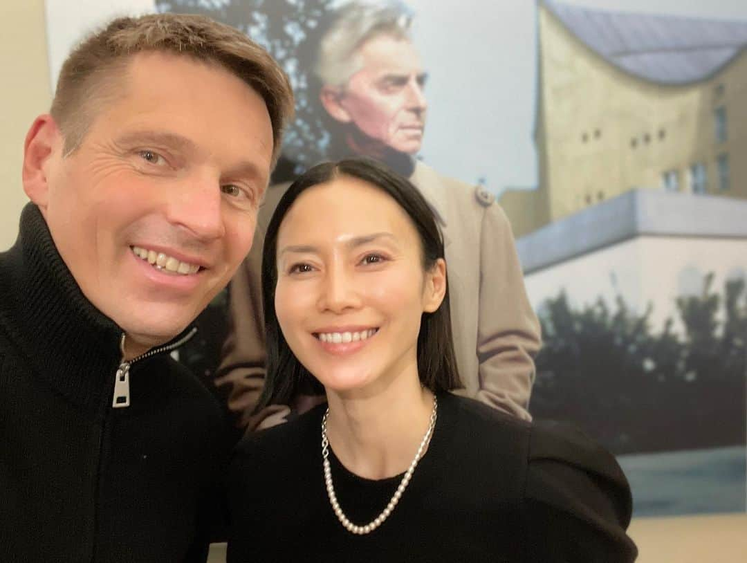 中谷美紀さんのインスタグラム写真 - (中谷美紀Instagram)「久々のベルリンです。  昨日、ヘルベルト・フォン・カラヤンゆかりのベルリン・フィルハーモニーにてPhilharmonixのコンサートが開催されました。  午後のカジュアルなコンサートでは、映画音楽が数々奏でられ、ユダヤやハンガリーの民謡、オペラ「サロメ」より「7つのヴェールの踊り」なども演奏されました。  個人的にはポーランドの現代作曲家ヴォイチェフ・キラールがコッポラのために作曲した「ドラキュラ」がとても好みでした。  オミクロンの脅威が心配ですが、ワクチンパスポートの提示が義務づけられ、コンサートは細心の注意を払って運営されました。  皆様のお心が平穏でありますように。  昨天，爱乐音乐会在柏林爱乐乐团举行，与赫伯特·冯·卡拉扬有关。  Gestern fand das Konzert der Philharmonix in der Berliber Philharmonie statt.Sie haben neben Filmmusik auch jüdische und ungarische Volksmusik gespielt.  #ベルリン #フィルハーモニクス  #ベルリンフィルハーモニー #映画音楽 #ヴォイチェフキラール  #ノアベンディックスバルグリー  #セバスチャンギュルトラー #ティロフェヒナー #シュテファンコンツ  #エーデンラーツ #ダニエルオッテンザマー  #クリストフトラクスラー  #中谷美紀 #berlin #berlinerphilharmonie  #philharmonix #noahbendixbalgley  #sebastiangürtler  #thilofechner #stephankoncz  #ödönracz  #danielottensamer  #christophtraxler  #mikinakatani」12月27日 19時54分 - mikinakatanioffiziell