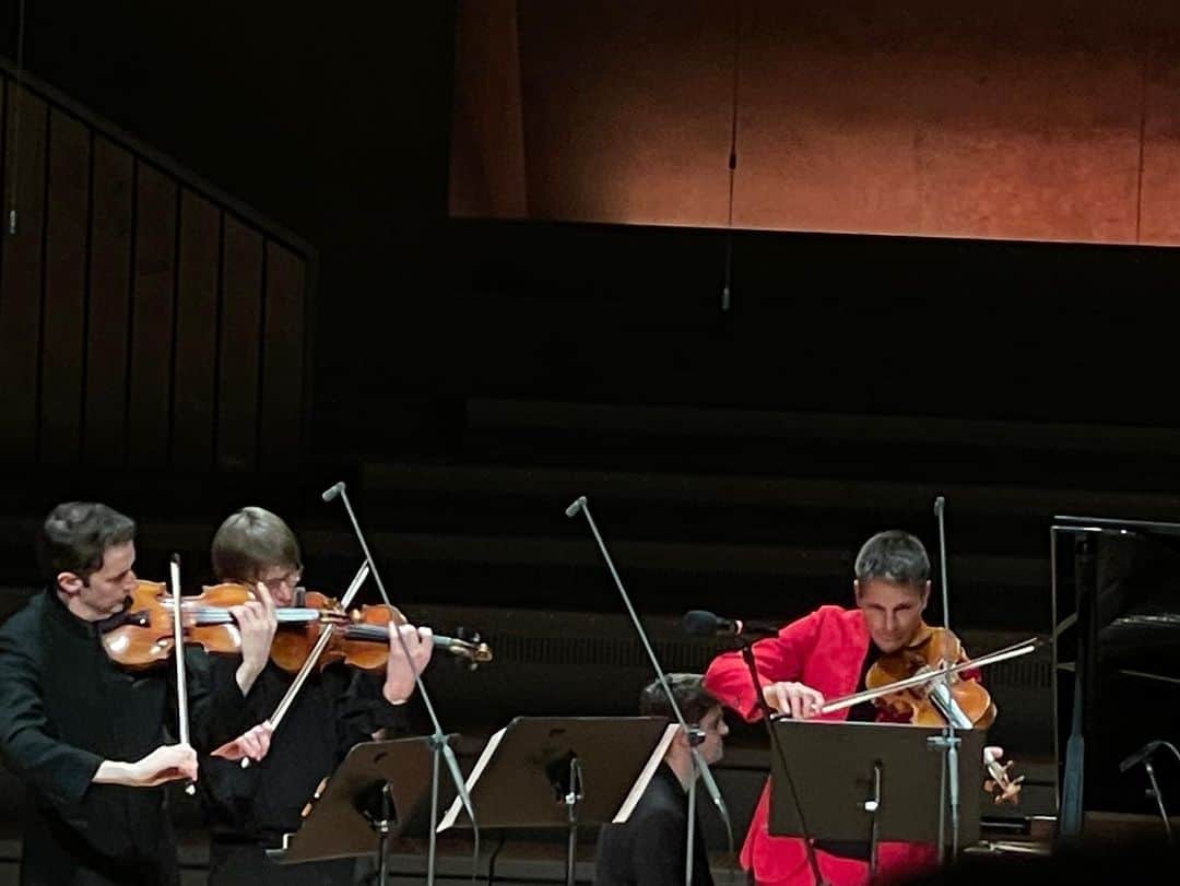 中谷美紀さんのインスタグラム写真 - (中谷美紀Instagram)「久々のベルリンです。  昨日、ヘルベルト・フォン・カラヤンゆかりのベルリン・フィルハーモニーにてPhilharmonixのコンサートが開催されました。  午後のカジュアルなコンサートでは、映画音楽が数々奏でられ、ユダヤやハンガリーの民謡、オペラ「サロメ」より「7つのヴェールの踊り」なども演奏されました。  個人的にはポーランドの現代作曲家ヴォイチェフ・キラールがコッポラのために作曲した「ドラキュラ」がとても好みでした。  オミクロンの脅威が心配ですが、ワクチンパスポートの提示が義務づけられ、コンサートは細心の注意を払って運営されました。  皆様のお心が平穏でありますように。  昨天，爱乐音乐会在柏林爱乐乐团举行，与赫伯特·冯·卡拉扬有关。  Gestern fand das Konzert der Philharmonix in der Berliber Philharmonie statt.Sie haben neben Filmmusik auch jüdische und ungarische Volksmusik gespielt.  #ベルリン #フィルハーモニクス  #ベルリンフィルハーモニー #映画音楽 #ヴォイチェフキラール  #ノアベンディックスバルグリー  #セバスチャンギュルトラー #ティロフェヒナー #シュテファンコンツ  #エーデンラーツ #ダニエルオッテンザマー  #クリストフトラクスラー  #中谷美紀 #berlin #berlinerphilharmonie  #philharmonix #noahbendixbalgley  #sebastiangürtler  #thilofechner #stephankoncz  #ödönracz  #danielottensamer  #christophtraxler  #mikinakatani」12月27日 19時54分 - mikinakatanioffiziell