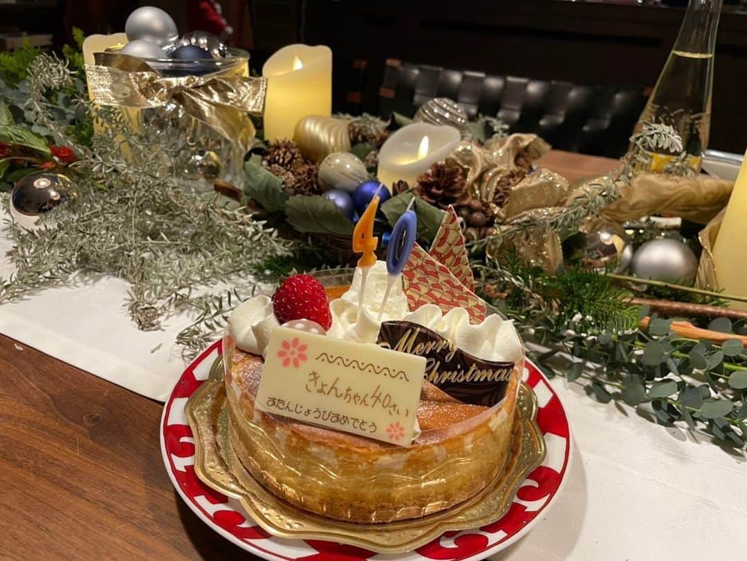 潮田玲子さんのインスタグラム写真 - (潮田玲子Instagram)「クリスマスケーキはデコレーションだけチビ達が担当😍☝️ デコレーションしてるよりもクリームの味見やフルーツのつまみ食いがかなり多かったけど笑 クリスマスの3日前に40歳のお誕生日を迎えた兄のお祝いもできて楽しいクリスマスになりました🥰❤️  #クリスマス #誕生日会 #家族で #楽しかった #さて年末へ向けて #慌ただしく行きますか」12月27日 19時57分 - reikoshiota_official