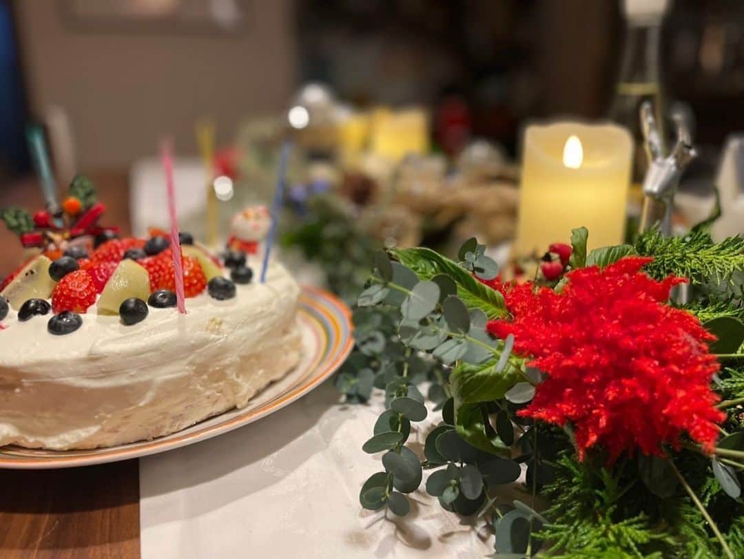潮田玲子さんのインスタグラム写真 - (潮田玲子Instagram)「クリスマスケーキはデコレーションだけチビ達が担当😍☝️ デコレーションしてるよりもクリームの味見やフルーツのつまみ食いがかなり多かったけど笑 クリスマスの3日前に40歳のお誕生日を迎えた兄のお祝いもできて楽しいクリスマスになりました🥰❤️  #クリスマス #誕生日会 #家族で #楽しかった #さて年末へ向けて #慌ただしく行きますか」12月27日 19時57分 - reikoshiota_official