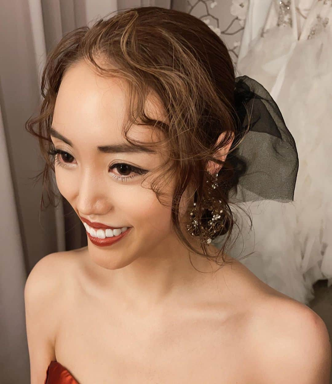 服部由紀子さんのインスタグラム写真 - (服部由紀子Instagram)「多分2人がこの投稿を待ちに待ってたと思う。  2人との関わりは書きたい事いっぱいあるのだけれど、 とりあえず、カラードレスの時の投稿をね。  まりちゃんと、やすさん！  大喝采の中入場していったあの瞬間は、  会場の人も大喜びでした！  個性的ポニーで、また新しいスタイリングができました。  残りの２つスタイルもお楽しみに。  ♡  #プレ花嫁#東京花嫁#横浜花嫁#前撮り#結婚#大阪花嫁#ホテルウェディング#出張ヘアメイク#和装ヘア#ヘアメイク#白無垢ヘア#関西花嫁#ウェディングブーケ#ウェディングブーケオーダー#ウェディングブーケ#ブーケ#東京前撮り#名古屋花嫁#丸の内前撮り#ガリアラハヴ  #前撮りヘア  @maa__ririn @yaakkun」12月27日 19時58分 - ceu0116