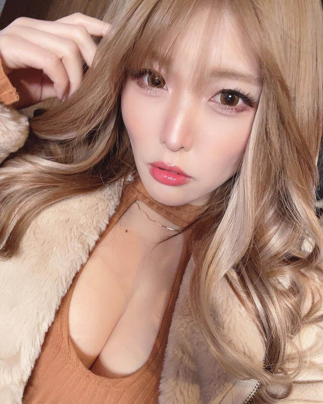 新村あかりのインスタグラム：「風が強い中撮影したよー！」