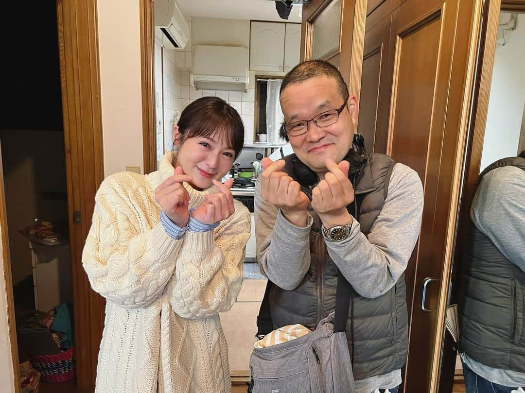 貫地谷しほりさんのインスタグラム写真 - (貫地谷しほりInstagram)「解禁されました！ 連続ドラマＷ『正体』に出演します。 主演はなんと昨年 舞台で一緒だった亀ちゃん！ また共演できたの嬉しかったな。 前回は兄妹役だったので 少し恥ずかしかったですが（笑） 写真は撮影の合間に中田監督と^_^ とってもお茶目に指ハートいただきました！ 私もつられて人生初の指ハート！？ #WOWOW #ドラマw #正体  #中田秀夫 #監督」12月27日 11時31分 - shihori_kanjiya