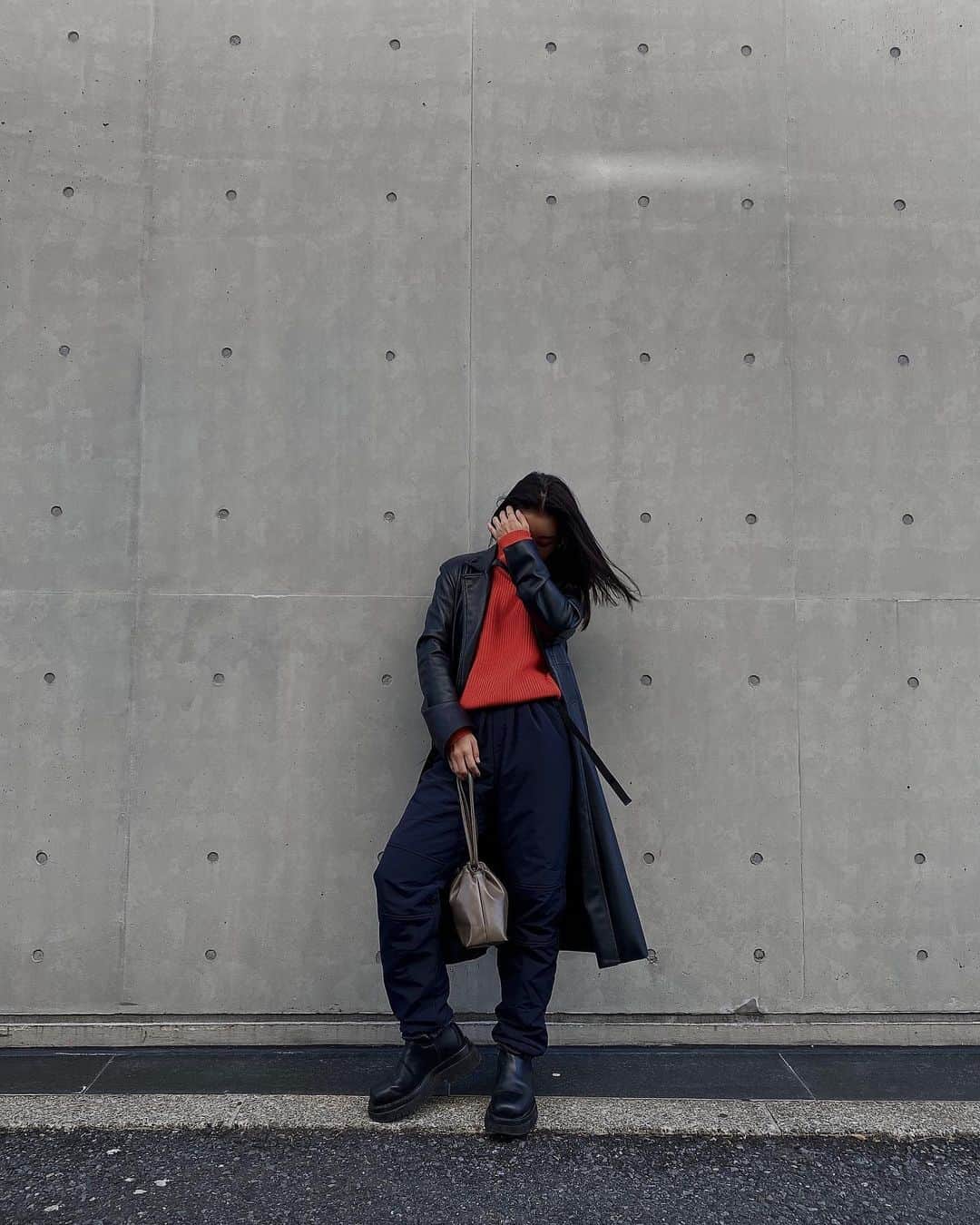 Icumi Oohamaのインスタグラム：「pants.. @kapok_knot_jp  @naokotanijiri @tanijirimakoto   憧れご夫婦の谷尻さんが コラボされて作ったダウンパンツ☺︎  軽くて、形が綺麗で、暖かい。  週末は自然の中で過ごしているお二人が作ったもの なのでとても説得力がありますよね❤︎  私は背も低いし、ダウンパンツはボリュームもある ものが多く諦めていましたが、これは本当形が綺麗 なので大活躍しています❤︎  デザイン性、機能性だけでなく サステナビリティーも兼ね備えたアイテム。 毎年着たくなる一生ものですね☺︎☺︎」