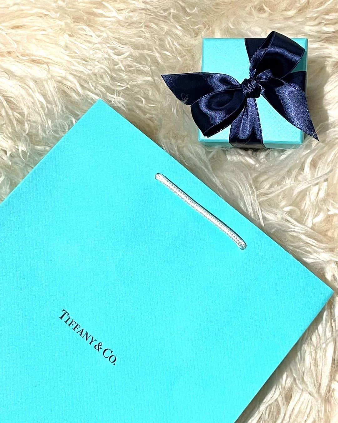 鈴木愛美さんのインスタグラム写真 - (鈴木愛美Instagram)「💙🎁💙🎁💙🎁💙🎁💙  Thank you..♡ Santa♡ （🎁 @tiffanyandco ）  #xmaspresent #santaclaus 🎅」12月27日 11時40分 - x.manya.x