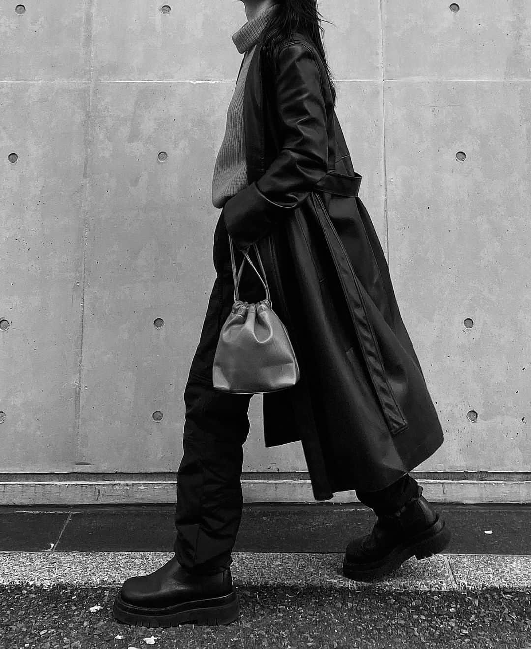 Icumi Oohamaのインスタグラム：「bag.. @hedy_japan original bag  グリーン過ぎずグレー寄りの 絶妙なカーキカラーがお気に入り❤︎  カラーニットにも相性良いです❤︎ 斜めがけにも出来るのもとっても便利でして☺︎☺︎ カーキ・アイボリー・ブラックの3色展開です。」