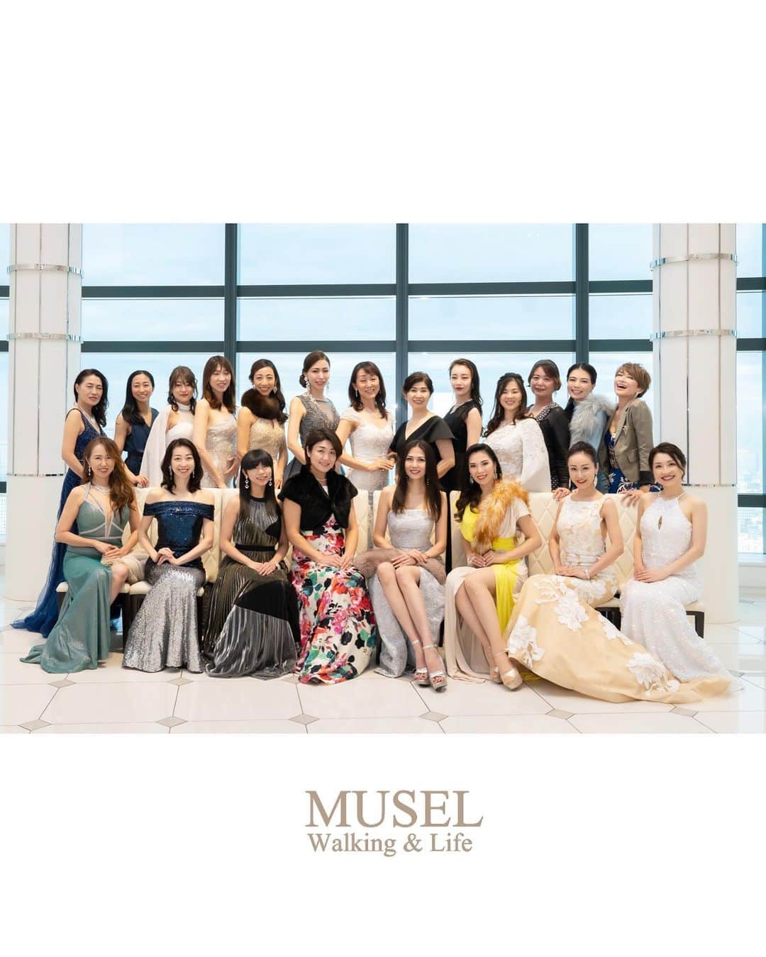 のインスタグラム：「【MUSEL Party ①】 ⁡ 2021年12月 私の主宰する MUSEL Walking & Life Academy ⁡ 【MUSEL Secret Party 〜自分自身をもてなす日〜】を 開催しました✨ ⁡ 自分自身をもてなすとは 自分を大切に扱い 満たすという ⁡ MUSELでお伝えしている マインドそのもの✨ ⁡ ⁡ Partyは20名限定のため Life Shift Walking 受講生から優先に ご案内を送らせて頂いてます (来年は人数を増やせるようにしますネ) ⁡ ⁡ 毎年恒例の ＼歩き納めランウェイ／ ⁡ ⁡ 天空の女神は 視座を高く✨ 光輝き しなやかに♡ ⁡ そんな気持ちを込めて 歩いていきます🥰 ⁡ (わたしもランウェイしました😆) ⁡ ⁡ 今年もほんとに 素敵な生徒さまと ⁡ 【歩くこと】を通じて それぞれの生き方に 触れることができました ⁡ 新たなチャレンジ 葛藤、進化、試練、飛躍 ⁡ 個々に様々な経験を通し 人生の豊かさへと 積み重なる ⁡ 私も皆んなと同じ そのひとりです ⁡ ⁡ 歩き方次第で 生きる世界が変わること ⁡ そしてこの世界も 変えることができること ⁡ 皆んなの光輝く歩く姿を観ると いつも感極まってしまう (夏のランウェイも泣いてたな(笑) ⁡ ⁡ 今世、出会ってくださり ありがとうございます♡ ⁡ ⁡ 今年は その思いを世界に広めていく 認定講師も誕生し とても心強くいます🥰 (来年1月からは講師養成2期生達 よろしくお願いします！) ⁡ さらに今年は 最も光を照らした女神 MUSEL アワードの発表もしました🥰 ⁡ お写真載せきれないのでw  次につづく ⁡ ⁡Photo： @hannoeul0516  ⁡ ⁡ ⁡ 〜歩き方次第で世界が変わる〜  全ては自分と向き合うことから ⁡ ⁡ ____________________★_____________________ 「在り方・歩き方・魅せ方」で あなたの存在そのものを輝きにする MUSEL Walking & Life Academy @muselwalk  ⁡ 👠レッスン申込みは @asaikayoko プロフィールURLから ⁡ 👠LINE公式でレッスン案内しています。お友達登録してね ⁡ #浅井香葉子 #musel #lifeshiftwalking #ライフシフトウォーキング #walkmylife #ウォーキング講師 #ウォーキングレッスン #ハイヒールウォーキング #美女しぐさ #美しぐさ #在り方 #マインド #美動作 #毎瞬美 #ウォーキングレッスン東京 #walknista #ドレス #パーティードレス #集合写真 #視座 ⁡ ⁡ ⁡」