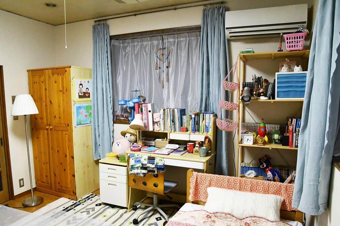 のインスタグラム：「. 🎬#いとうそセット紹介　  ／ 今回は…望緒の部屋(実家)🏠 ＼  中学時代から漫画家を目指していた望緒らしさが詰まってます🎨 どのシーンでこのお部屋が登場するのか、見逃し厳禁です🧐  #愛しい嘘 #いとうそ #2022年1月14日スタート #毎週金曜よる11時15分 #波瑠 #林遣都 #溝端淳平 #本仮屋ユイカ #黒川智花 #新川優愛 #松村沙友理 #徳重聡」