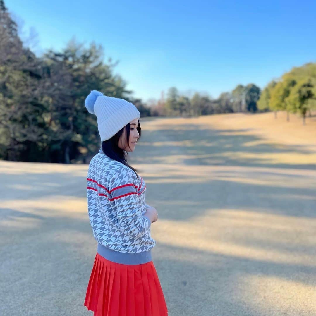 mikaさんのインスタグラム写真 - (mikaInstagram)「♥︎︎∗︎*ﾟ 最近買ったウエア☺︎ ． ． ． @vividgolf のサイトで 赤の差し色が可愛いくてポチっとした @delsolgolf のニット🧶 ． ． コスパもいいし生地もしっかりしてて 暖かかった〜☺️ ． ． ． ． #ゴルフ #golf#ゴルフ女子 #golfgirl #골프여자 #女子ゴルフ #golstagram # #golflove #ゴルフ好き #ゴルフ最高 #ゴルフ上手くなりたい #みかゴルフ #mikagolf #高尔夫 #골프　#golfgirl #골프여자 #ゴルフウエア #ゴルフコーデ #インスタゴルフ女子 #ゴルフ男子 #ゴルフ好きな人と繋がりたい #ゴルフ女子と繋がりたい #ビビゴルフ #vividgolf」12月27日 12時18分 - _mika.___