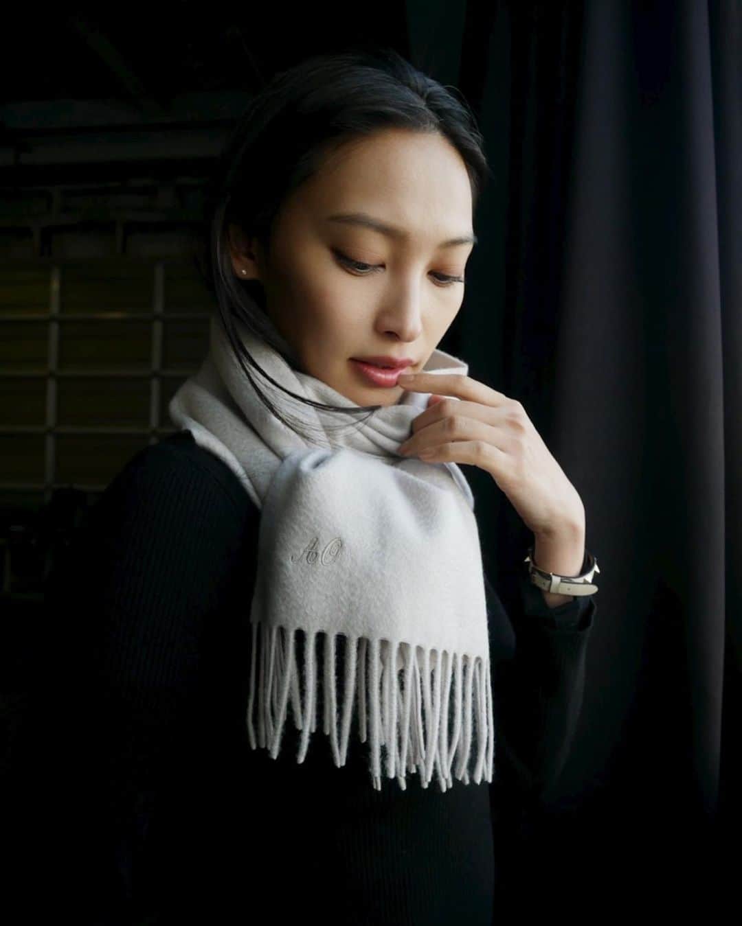 大政絢のインスタグラム：「スタイリストのくみさんに @loropianaofficial  のカシミアマフラーをおしゃれに巻いてもらい🧣✨ 寒くなってきたので首元も暖かく☺️」