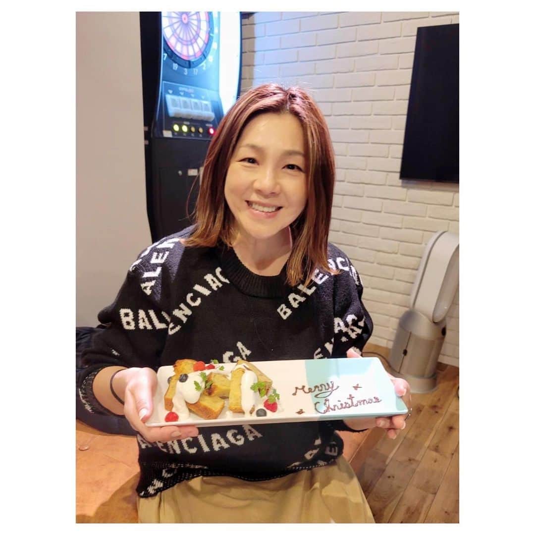 井上貴子のインスタグラム：「1枚目の写真は 行きつけの「ALE」で クリスマス会やったときの❤︎  めっちゃ愉快な めっちゃ大切な 仲間たちと貴重な時間を！  ありがとう😊😭  そして2枚目は  今から！ YouTube撮影 （貴子ちゃんちゅーぶ）  毎回緊張している（笑） 年内最後の撮影となりますね  みなさん 鼻の中乾燥してないですかー？  アタシは流血してーー リンデロン塗ってまーす（笑）  Happyで^ ^  プロフィール画面に記載のURLより 通販サイト「神取屋」に飛べます^ ^  コロナ禍に携わる全てのお仕事の皆様 心から感謝しています 引き続き油断せずお気をつけてお過ごし下さいませ  #井上貴子  #LLPWX #鼻の中流血 #クリスマス会 #女子プロレス #womensprowrestring #トイプードル #https://www.youtube.com/c/takacoinoue  #cacatocacat #貴子ちゃんちゅーぶ #YouTubeはじめました #チャンネル登録お願い致します #LLPWX通販サイト神取屋 #感謝 #STOPCOVID19」