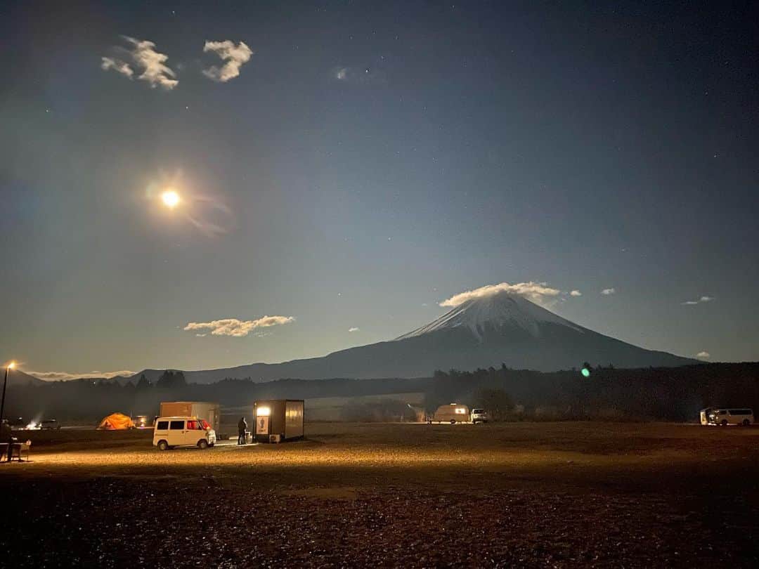 鈴木サチさんのインスタグラム写真 - (鈴木サチInstagram)「. 今回のふもとっぱらでのキャンプでは、いろんな富士山の姿を見ることが出来ました！！ . (最後のpic) 今年最後の満月でずーっと富士山が照らされて、夜中でも明るかった！！ 18:30頃の写真です😳😳✨ . . 富士山のパワーはやっぱりすごかったよ😚✨ . youtubeにもアップしてあるので観てね😚👌👌 . #ママ #ママモデル #モデル #3児ママ #キャンプ #ファミリーキャンプ #ファミキャン #ふもとっぱら #ふもとっぱらキャンプ場」12月27日 12時45分 - sachi_suzuki