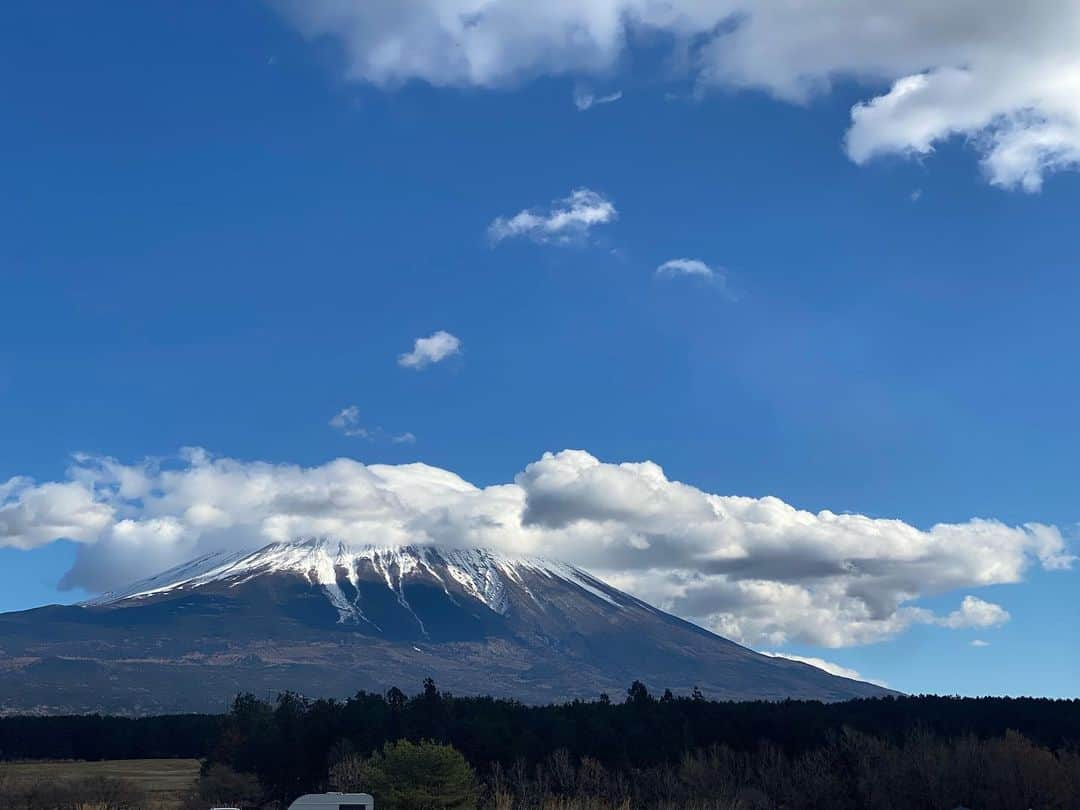 鈴木サチさんのインスタグラム写真 - (鈴木サチInstagram)「. 今回のふもとっぱらでのキャンプでは、いろんな富士山の姿を見ることが出来ました！！ . (最後のpic) 今年最後の満月でずーっと富士山が照らされて、夜中でも明るかった！！ 18:30頃の写真です😳😳✨ . . 富士山のパワーはやっぱりすごかったよ😚✨ . youtubeにもアップしてあるので観てね😚👌👌 . #ママ #ママモデル #モデル #3児ママ #キャンプ #ファミリーキャンプ #ファミキャン #ふもとっぱら #ふもとっぱらキャンプ場」12月27日 12時45分 - sachi_suzuki