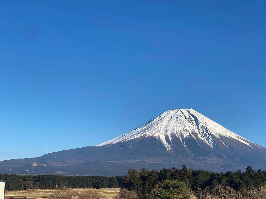 鈴木サチさんのインスタグラム写真 - (鈴木サチInstagram)「. 今回のふもとっぱらでのキャンプでは、いろんな富士山の姿を見ることが出来ました！！ . (最後のpic) 今年最後の満月でずーっと富士山が照らされて、夜中でも明るかった！！ 18:30頃の写真です😳😳✨ . . 富士山のパワーはやっぱりすごかったよ😚✨ . youtubeにもアップしてあるので観てね😚👌👌 . #ママ #ママモデル #モデル #3児ママ #キャンプ #ファミリーキャンプ #ファミキャン #ふもとっぱら #ふもとっぱらキャンプ場」12月27日 12時45分 - sachi_suzuki