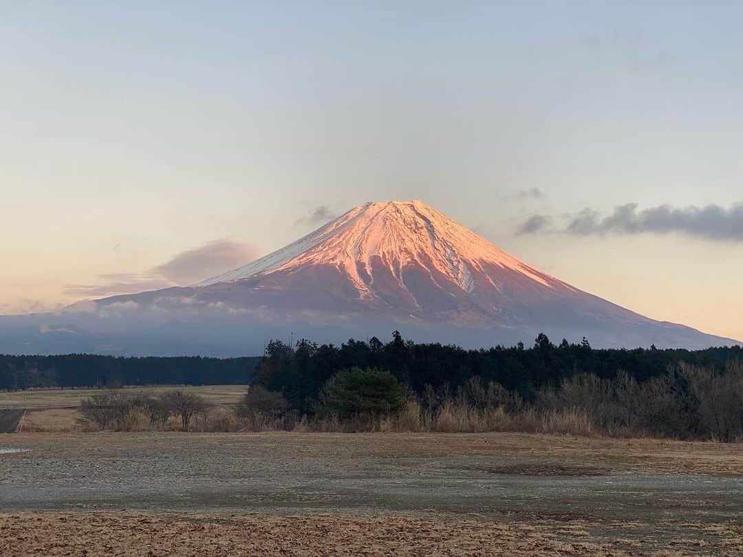 のインスタグラム：「. 今回のふもとっぱらでのキャンプでは、いろんな富士山の姿を見ることが出来ました！！ . (最後のpic) 今年最後の満月でずーっと富士山が照らされて、夜中でも明るかった！！ 18:30頃の写真です😳😳✨ . . 富士山のパワーはやっぱりすごかったよ😚✨ . youtubeにもアップしてあるので観てね😚👌👌 . #ママ #ママモデル #モデル #3児ママ #キャンプ #ファミリーキャンプ #ファミキャン #ふもとっぱら #ふもとっぱらキャンプ場」