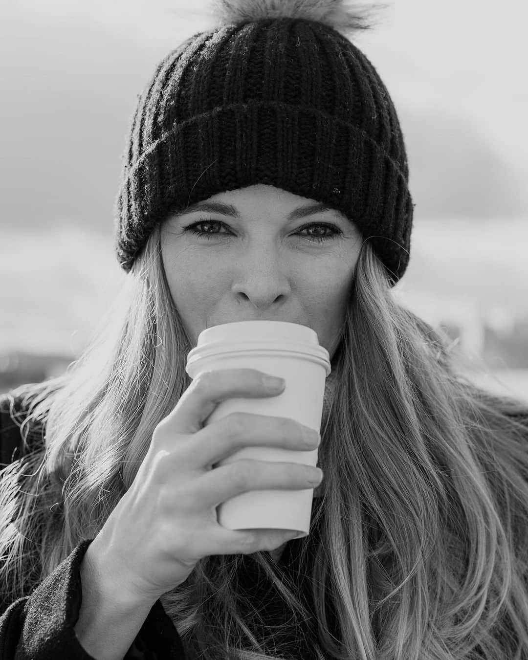 ダニエル・パナベイカーのインスタグラム：「Drinking in this holiday cheer, I’m wishing all of you and your loved ones a celebratory and restful season!」