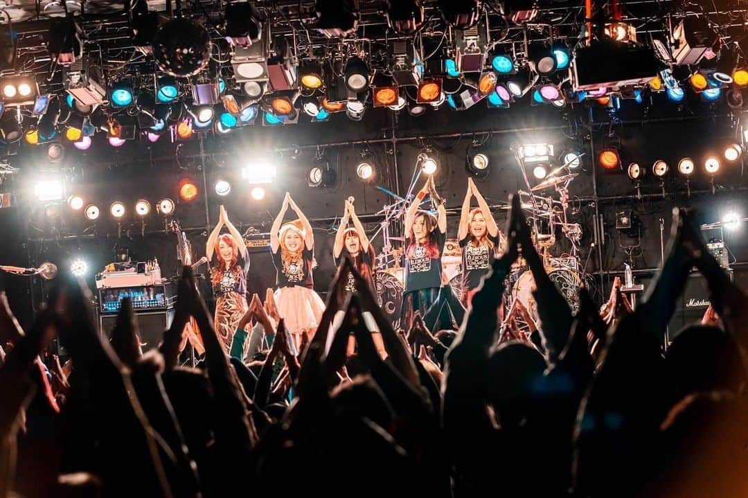 Marinaのインスタグラム：「♛Tour final♛ 2021.12.26 梅田クラブクアトロ🙌  📷Photo by @ha_____y7   #Aldious #AldiousMarina #アルディアス #femalemusician #femaledrummer #drummer #drums #dwdrums #drumslife #drumset #drumkit #drummergirl #girlband #music #metal #rock #jrock #drumstagram #evans #instagood #vicfirth #myperfectpair #sabian #girl #ドラム #ドラマー」