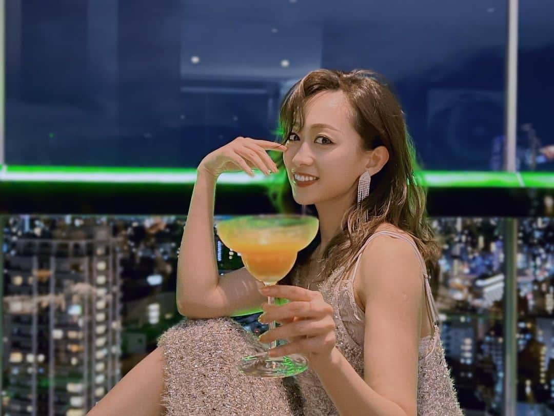 梨衣名さんのインスタグラム写真 - (梨衣名Instagram)「🎄🥂🌃🗼  #christmas #merrychristmas #christmasparty #圣诞节 #asiangirls #asianbeauty #christmas2021 #tokyotower  #ドレスコード間違えてないよ #俺の女 #全員美人」12月27日 13時37分 - leena3.1415926