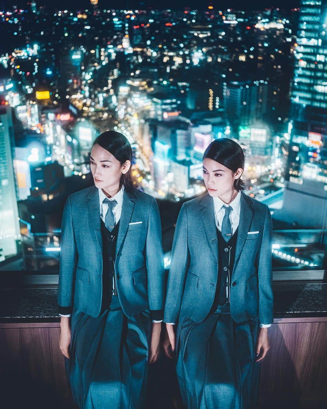 森星のインスタグラム：「New campaign for @thombrowne with @ai_tominaga_official  渋谷スクランブル交差点ジャック🗼  「このコラボレーションを通して、トムの想いを纏い、さまざまな色が交差する東京・渋谷という地から世界へと、愛のひかりをお届けします。」 - 森星  #thombrownetokyo #トムブラウン東京 #thombrowne #トムブラウン」