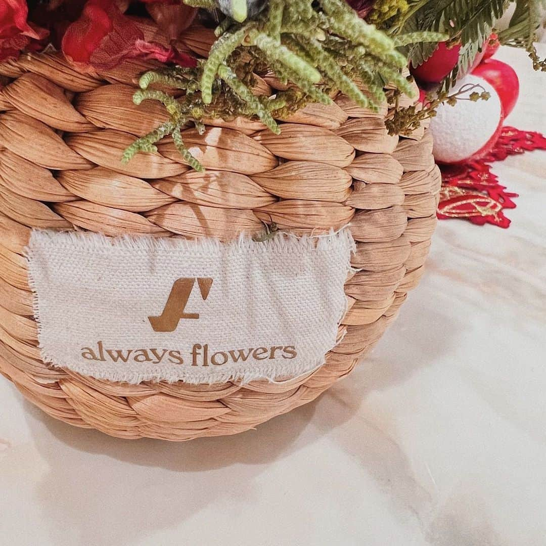 加藤里奈さんのインスタグラム写真 - (加藤里奈Instagram)「⋆  とっても素敵な @alwaysflowers_onlinestore さんのフラワーギフト💐  赤を基調にしたアレンジがされててとっっても可愛い🥰  クリスマスにピッタリで、お部屋に飾ってあります✌︎  クリスマスにはもちろん、記念日や誕生日にギフトとしてあげるのにちょうどいいフラワーギフト💕  届いた時のラッピングも可愛くて、 ギフトにピッタリ😚🤍  お花大好きだからほんと嬉しい〜☺️✨  #オールウェイズフラワーズ #alwaysflowers #flowerbagarrangement #fashionflower #diyflower  #ファッションフラワー #プロポーズフラワー #記念日フラワー #記念日ブーケ #誕生日フラワー #誕生日ブーケ #ギフトフラワー #オーダーブーケデザイナー  #フラワーデザイナーKURUMI #ワイドブーケ #カゴバッグフラワー #バッグフラワー #バッグブーケ #フラワーバッグアレンジメント」12月27日 13時47分 - katoco0326