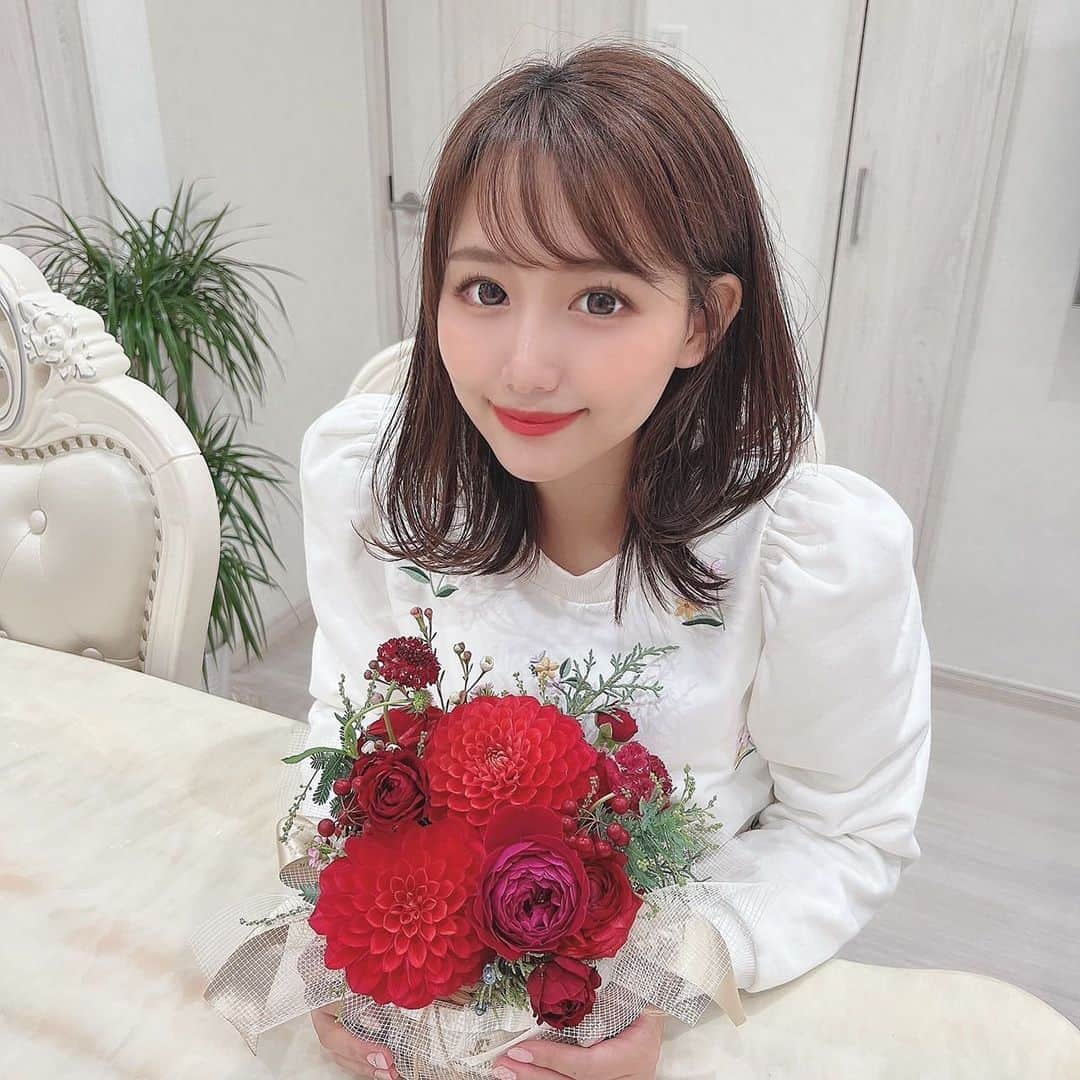 加藤里奈さんのインスタグラム写真 - (加藤里奈Instagram)「⋆  とっても素敵な @alwaysflowers_onlinestore さんのフラワーギフト💐  赤を基調にしたアレンジがされててとっっても可愛い🥰  クリスマスにピッタリで、お部屋に飾ってあります✌︎  クリスマスにはもちろん、記念日や誕生日にギフトとしてあげるのにちょうどいいフラワーギフト💕  届いた時のラッピングも可愛くて、 ギフトにピッタリ😚🤍  お花大好きだからほんと嬉しい〜☺️✨  #オールウェイズフラワーズ #alwaysflowers #flowerbagarrangement #fashionflower #diyflower  #ファッションフラワー #プロポーズフラワー #記念日フラワー #記念日ブーケ #誕生日フラワー #誕生日ブーケ #ギフトフラワー #オーダーブーケデザイナー  #フラワーデザイナーKURUMI #ワイドブーケ #カゴバッグフラワー #バッグフラワー #バッグブーケ #フラワーバッグアレンジメント」12月27日 13時47分 - katoco0326