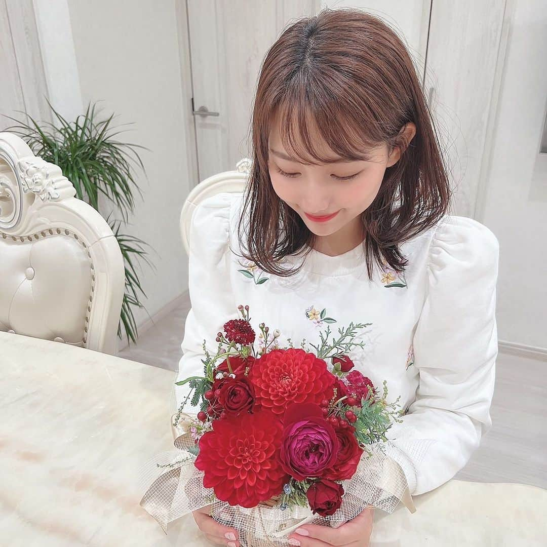 加藤里奈さんのインスタグラム写真 - (加藤里奈Instagram)「⋆  とっても素敵な @alwaysflowers_onlinestore さんのフラワーギフト💐  赤を基調にしたアレンジがされててとっっても可愛い🥰  クリスマスにピッタリで、お部屋に飾ってあります✌︎  クリスマスにはもちろん、記念日や誕生日にギフトとしてあげるのにちょうどいいフラワーギフト💕  届いた時のラッピングも可愛くて、 ギフトにピッタリ😚🤍  お花大好きだからほんと嬉しい〜☺️✨  #オールウェイズフラワーズ #alwaysflowers #flowerbagarrangement #fashionflower #diyflower  #ファッションフラワー #プロポーズフラワー #記念日フラワー #記念日ブーケ #誕生日フラワー #誕生日ブーケ #ギフトフラワー #オーダーブーケデザイナー  #フラワーデザイナーKURUMI #ワイドブーケ #カゴバッグフラワー #バッグフラワー #バッグブーケ #フラワーバッグアレンジメント」12月27日 13時47分 - katoco0326