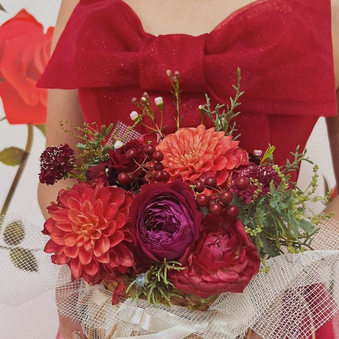 加藤里奈さんのインスタグラム写真 - (加藤里奈Instagram)「⋆  とっても素敵な @alwaysflowers_onlinestore さんのフラワーギフト💐  赤を基調にしたアレンジがされててとっっても可愛い🥰  クリスマスにピッタリで、お部屋に飾ってあります✌︎  クリスマスにはもちろん、記念日や誕生日にギフトとしてあげるのにちょうどいいフラワーギフト💕  届いた時のラッピングも可愛くて、 ギフトにピッタリ😚🤍  お花大好きだからほんと嬉しい〜☺️✨  #オールウェイズフラワーズ #alwaysflowers #flowerbagarrangement #fashionflower #diyflower  #ファッションフラワー #プロポーズフラワー #記念日フラワー #記念日ブーケ #誕生日フラワー #誕生日ブーケ #ギフトフラワー #オーダーブーケデザイナー  #フラワーデザイナーKURUMI #ワイドブーケ #カゴバッグフラワー #バッグフラワー #バッグブーケ #フラワーバッグアレンジメント」12月27日 13時47分 - katoco0326