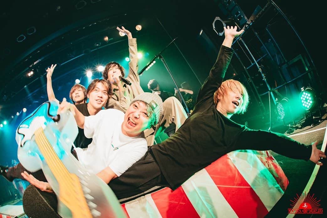 セキはん（コロナナモレモモ）さんのインスタグラム写真 - (セキはん（コロナナモレモモ）Instagram)「真剣2マン遊VIVA2021 名古屋 w/ KEYTALK  KEYTALKとも念願叶ってついに2マン。 やっと現場で会えた⍤⃝ 新譜のACTION!が純粋にカッコいいのでそこから"もういっちょ"カバーさせてもろた。ファイナルにもってこいの夜になった。次回のオメトークに期待。 これにて遊VIVA2021終幕。謝謝。  遊VIVA8日目  ツアーファイナル thanx KEYTALK  photo by ゆうと。(@musicmagic3923)  #真剣2マン遊VIVA #オメでたい頭でなにより#KEYTALK #名古屋 #ダイアモンドホール #来てくれたみんなありがとう #生霊組もありがとう」12月27日 14時19分 - skeihan_ome