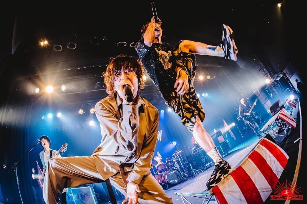 セキはん（コロナナモレモモ）さんのインスタグラム写真 - (セキはん（コロナナモレモモ）Instagram)「真剣2マン遊VIVA2021 名古屋 w/ KEYTALK  KEYTALKとも念願叶ってついに2マン。 やっと現場で会えた⍤⃝ 新譜のACTION!が純粋にカッコいいのでそこから"もういっちょ"カバーさせてもろた。ファイナルにもってこいの夜になった。次回のオメトークに期待。 これにて遊VIVA2021終幕。謝謝。  遊VIVA8日目  ツアーファイナル thanx KEYTALK  photo by ゆうと。(@musicmagic3923)  #真剣2マン遊VIVA #オメでたい頭でなにより#KEYTALK #名古屋 #ダイアモンドホール #来てくれたみんなありがとう #生霊組もありがとう」12月27日 14時19分 - skeihan_ome