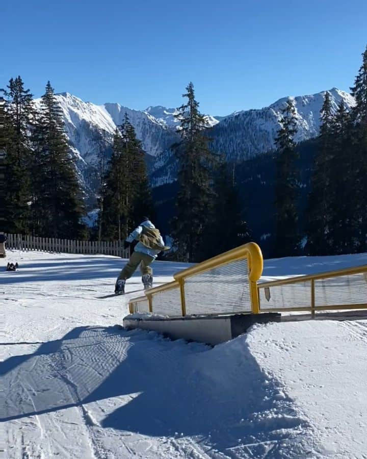 藤森由香のインスタグラム：「Backside blunt 270out on waterfall rail. #APjibking21 @absolutpark @bluetomato @burton @redbullaustria #apjibking21   #burtonsnowboards #Absolutpark #shuttleberg #bluetomato #austria #galliumwax #チームアルビレックス新潟 #backblunt270 #ak   How to compete Jib king is below   https://www.absolutpark.com/en/contests/」