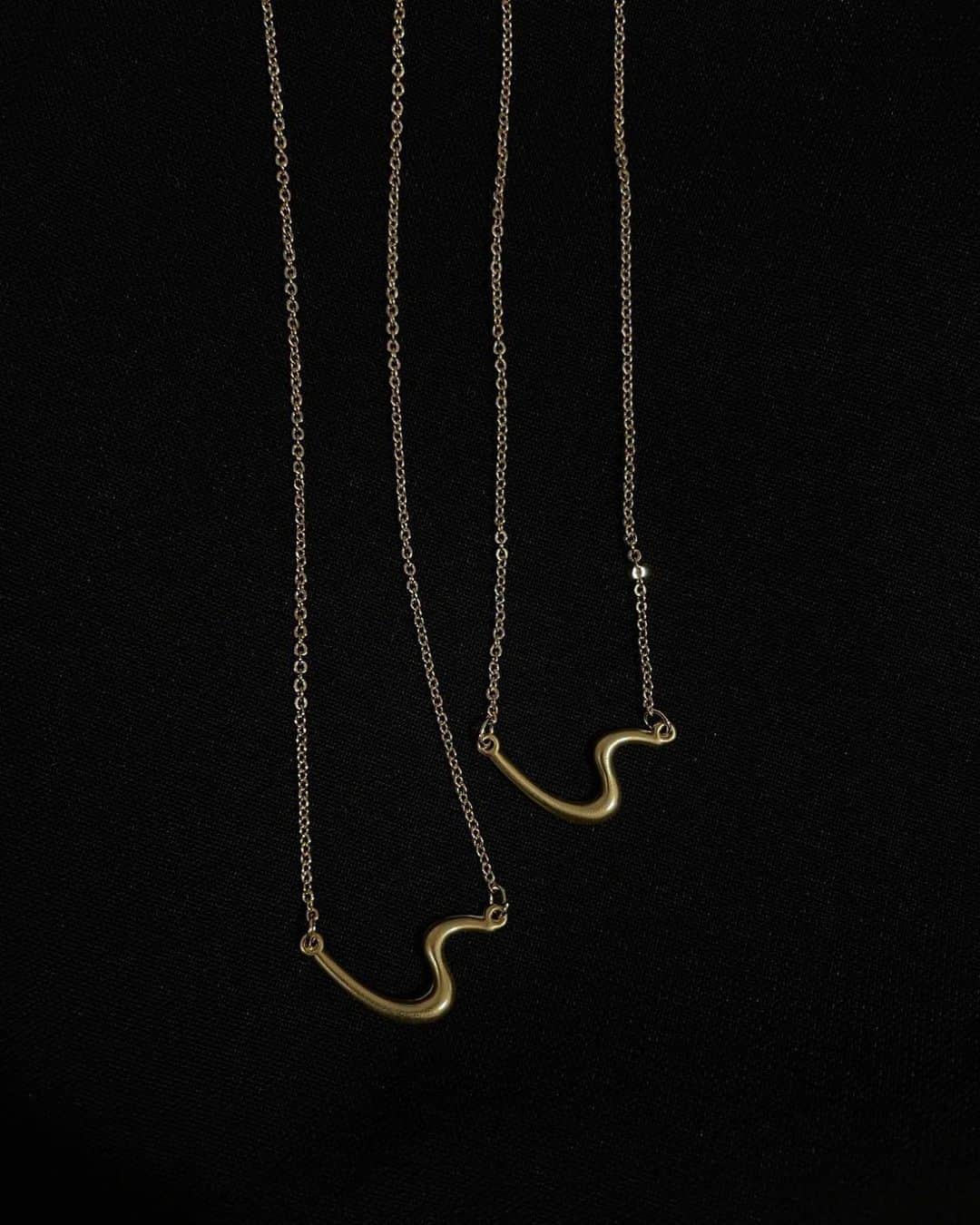 Icumi Oohamaのインスタグラム：「@tres__collection   WAVE Necklace 波のようなカーブが美しく デコルテをすっきりみせてくれる デザインになってます❤︎」
