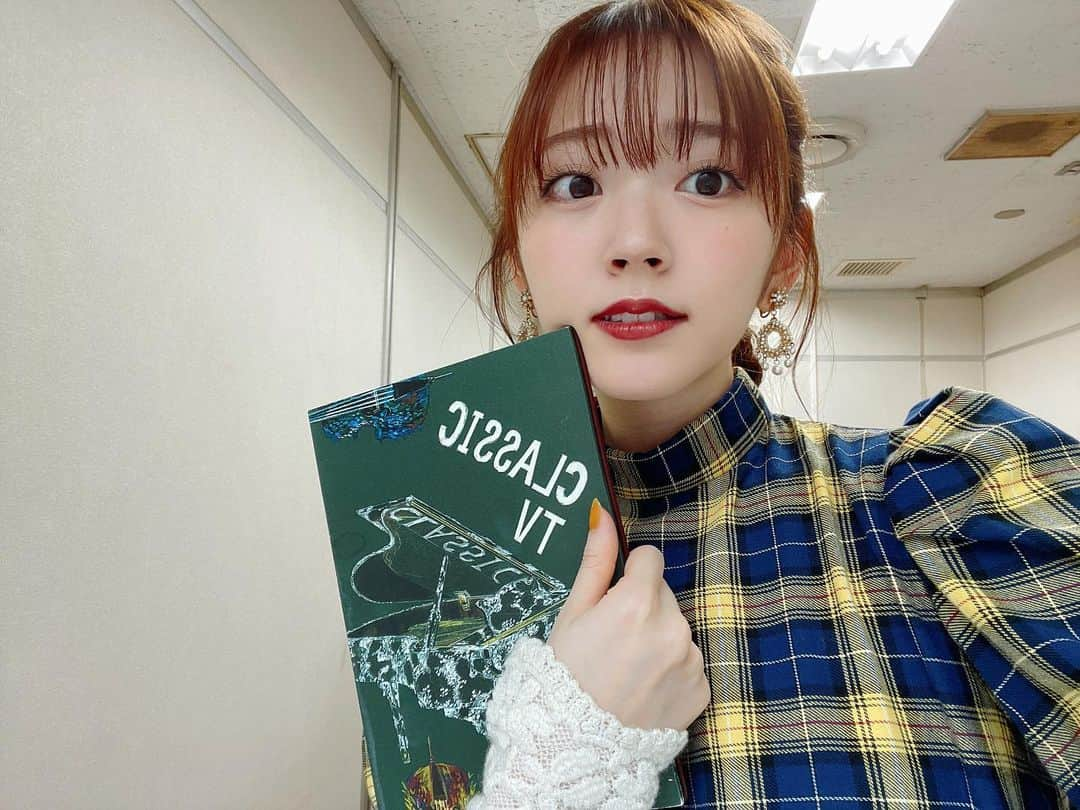 鈴木愛理さんのインスタグラム写真 - (鈴木愛理Instagram)「✴︎ 三浦大知さんをお迎えした、クラシックTVの時の私💙💛  今年も一年いろんな衣装ヘアメイクしてもらったんだけど、この日のスタイリングもお気に入りでした〜✨  衣装詳細はまた後日まとめてUPしますね☺️👍  thank you❤︎ @yurina_inaba_stylist  @ayaiiito   #クラシックTV」12月27日 14時40分 - airisuzuki_official_uf