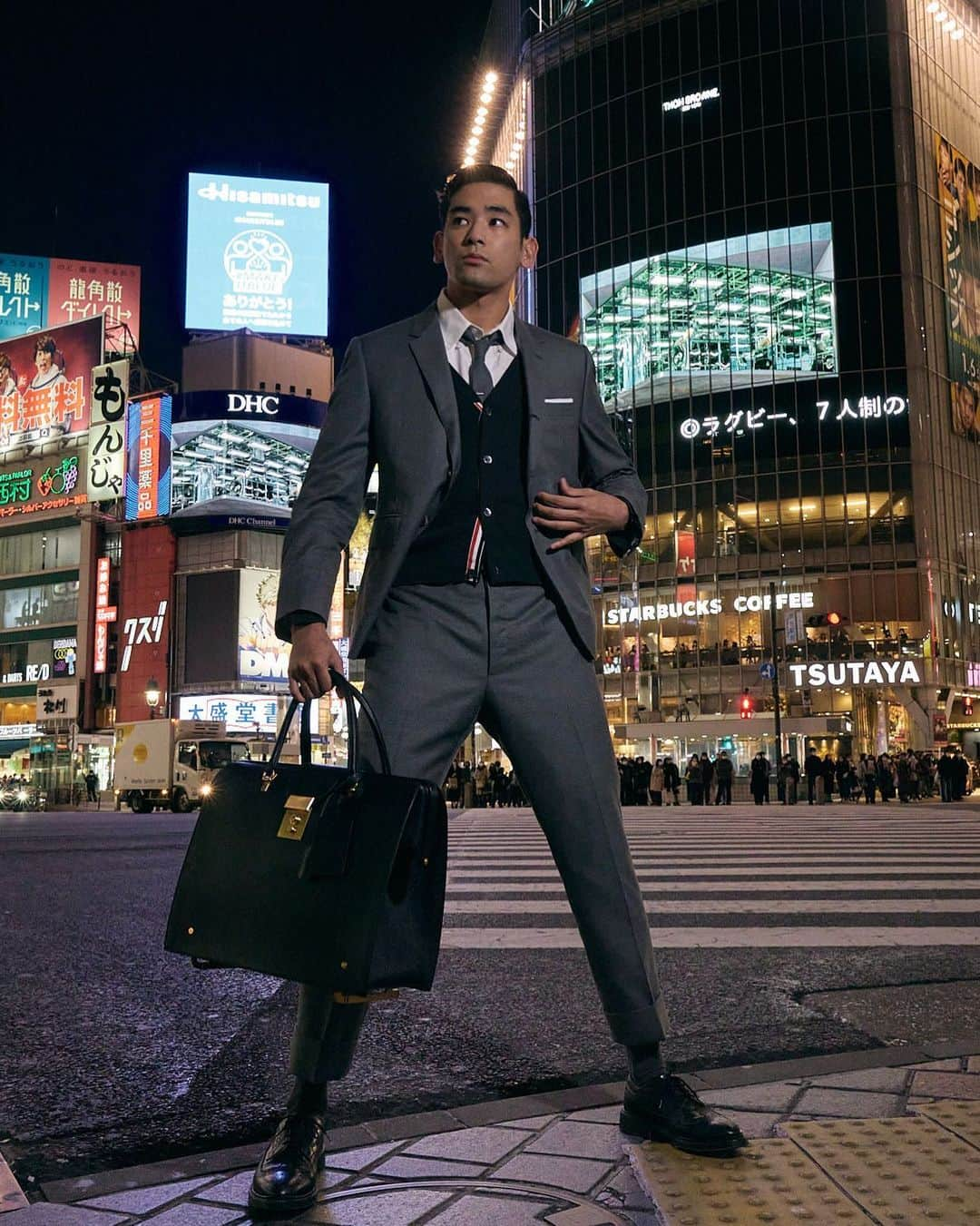 UTAさんのインスタグラム写真 - (UTAInstagram)「@thombrowne in shibuya scramble  #thombrownetokyo  #トムブラウン東京  #thombrowne  #トムブラウン」12月27日 20時13分 - utauuu