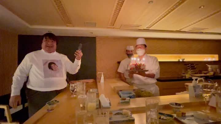 岸本加世子のインスタグラム：「大変お世話になっているご家族にサプライズで誕生日を祝って頂きました。なんと全員、私がプリントされたＴシャツを着て下さっていました。笑。感謝です。本当にありがとうございました。 #彦摩呂 #鮨おのでら弟」