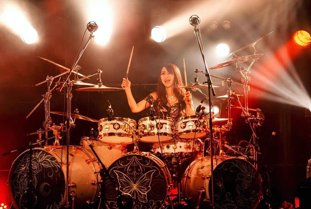 Marinaのインスタグラム：「♛Tour final♛ 2021.12.26 梅田クラブクアトロ🥁 今年も沢山ドラムが叩けて幸せでした！  📷Photo by @ha_____y7   #Aldious #AldiousMarina #アルディアス #femalemusician #femaledrummer #drummer #drums #dwdrums #drumslife #drumset #drumkit #drummergirl #girlband #music #metal #rock #jrock #drumstagram #evans #instagood #vicfirth #myperfectpair #sabian #girl #ドラム #ドラマー」