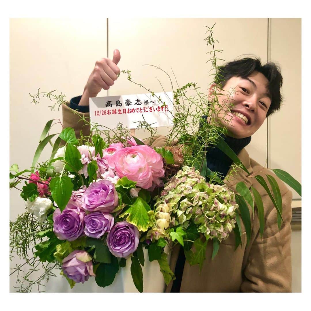 高島豪志のインスタグラム：「. 誕生日に花束いただきました！💐 ありがとうございます！  #高島豪志 #誕生日 #花束」