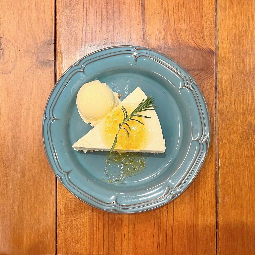 ケイン・デニスのインスタグラム：「#マザームーンカフェ  淡路島のレモンチーズケーキだって タイトルからして美味しいよね  ハッシュタグ #チーズケーキ って少し ヨーグルト風味がどことなく懐かしい #久しぶりの投稿 #糖質制限中  #神戸カフェ #神戸ランチ #神戸グルメ #神戸スイーツ #神戸ケーキ #三宮カフェ #三宮ランチ #三宮グルメ #三宮スイーツ #三宮ケーキ #元町カフェ　＃元町ランチ　#元町グルメ　#元町スイーツ　#元町ケーキ #cafe #cake #sweets #tea #lunch #instagood #カフェ巡り　#カフェ活　#カフェ部　#カフェスタグラム #カフェ好きな人と繋がりたい  #カフェ　#カフェ活　＃カフェ巡り」