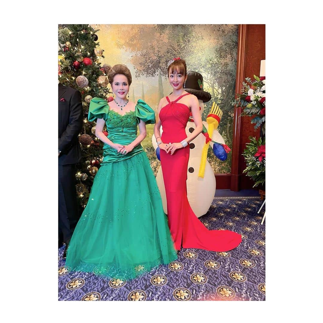 神田うのさんのインスタグラム写真 - (神田うのInstagram)「クリスマス🎄も終わりすっかり年末モードですね❗️  皆様💕はどんなクリスマスシーズンを過ごされましたか☺️❓  私はファミリークリスマス会に酒井シェフ💕の新しくなったラ・グランメゾンでのイヴランチ🍽🥂 @la_grandemaison_hiroyukisakai   毎年恒例の憲ちゃん💕 @kenichimikawa_official のクリスマスディナーショー🎤にデヴィ夫人💕 @dewisukarnoofficial のクリスマスチャリティーパーティーに参加したりと、 同じコロナ禍とは言え、昨年より今年はかなりクリスマスシーズンを満喫する事が出来たと思います🤣  クリスマスが終わってしまうと街も何だか急に寂しい感じになってしまいますが、残り少ない2021年を明るく前向きな気持ちで過ごして参りたいと思います❣️  #今年のクリスマス#クリスマスシーズン#クリスマス#クリスマスシーズン#大好きなクリスマス#christmas#christmasseason#ラグランドメゾンhiroyukisakai#坂井宏行 シェフ#美川憲一 さん#生島ヒロシ さん#凪乃亜衣 ちゃん#デヴィ夫人#テノール歌手#秋川雅史 さん#神田うの#unokanda」12月27日 16時15分 - unokandaofficial