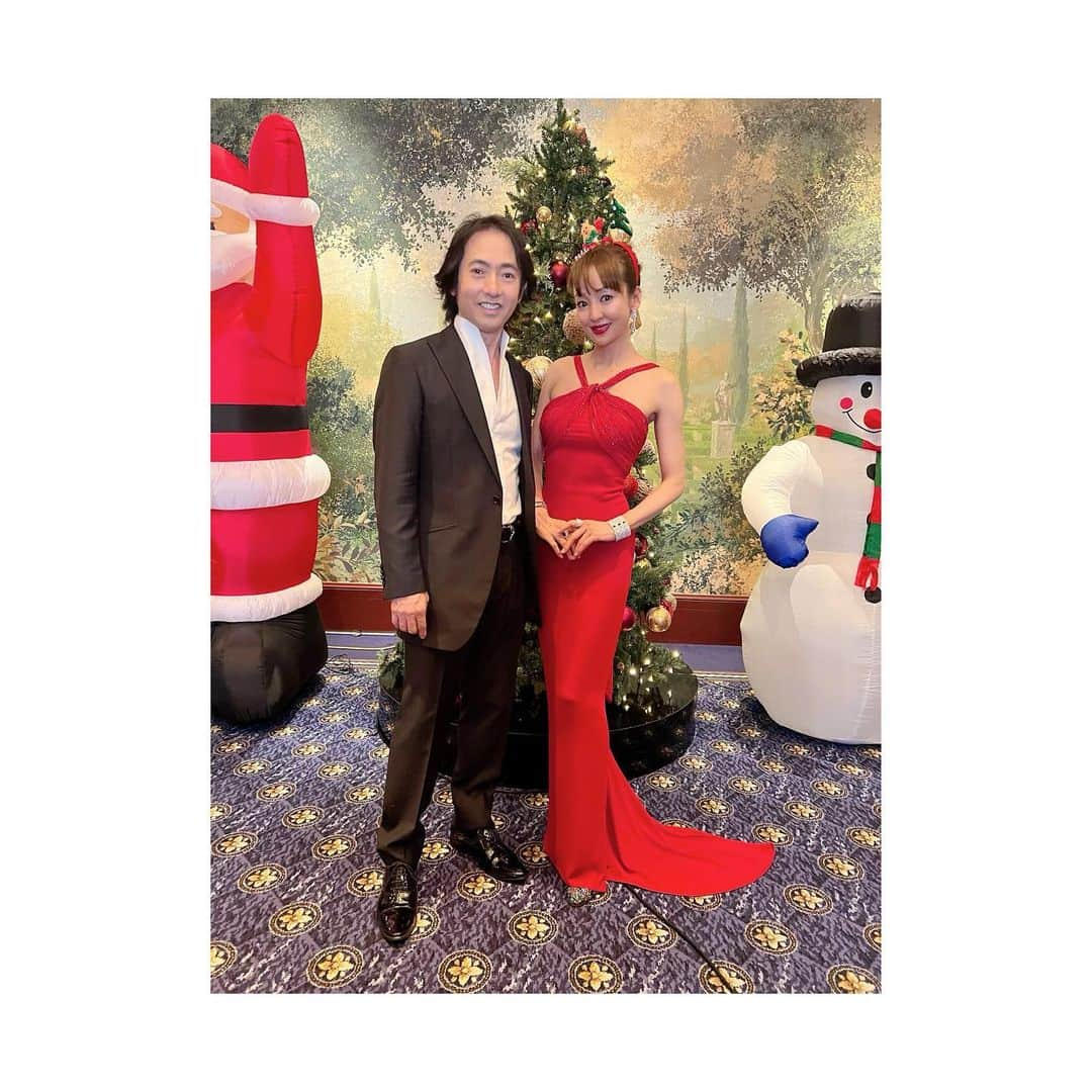 神田うのさんのインスタグラム写真 - (神田うのInstagram)「クリスマス🎄も終わりすっかり年末モードですね❗️  皆様💕はどんなクリスマスシーズンを過ごされましたか☺️❓  私はファミリークリスマス会に酒井シェフ💕の新しくなったラ・グランメゾンでのイヴランチ🍽🥂 @la_grandemaison_hiroyukisakai   毎年恒例の憲ちゃん💕 @kenichimikawa_official のクリスマスディナーショー🎤にデヴィ夫人💕 @dewisukarnoofficial のクリスマスチャリティーパーティーに参加したりと、 同じコロナ禍とは言え、昨年より今年はかなりクリスマスシーズンを満喫する事が出来たと思います🤣  クリスマスが終わってしまうと街も何だか急に寂しい感じになってしまいますが、残り少ない2021年を明るく前向きな気持ちで過ごして参りたいと思います❣️  #今年のクリスマス#クリスマスシーズン#クリスマス#クリスマスシーズン#大好きなクリスマス#christmas#christmasseason#ラグランドメゾンhiroyukisakai#坂井宏行 シェフ#美川憲一 さん#生島ヒロシ さん#凪乃亜衣 ちゃん#デヴィ夫人#テノール歌手#秋川雅史 さん#神田うの#unokanda」12月27日 16時15分 - unokandaofficial