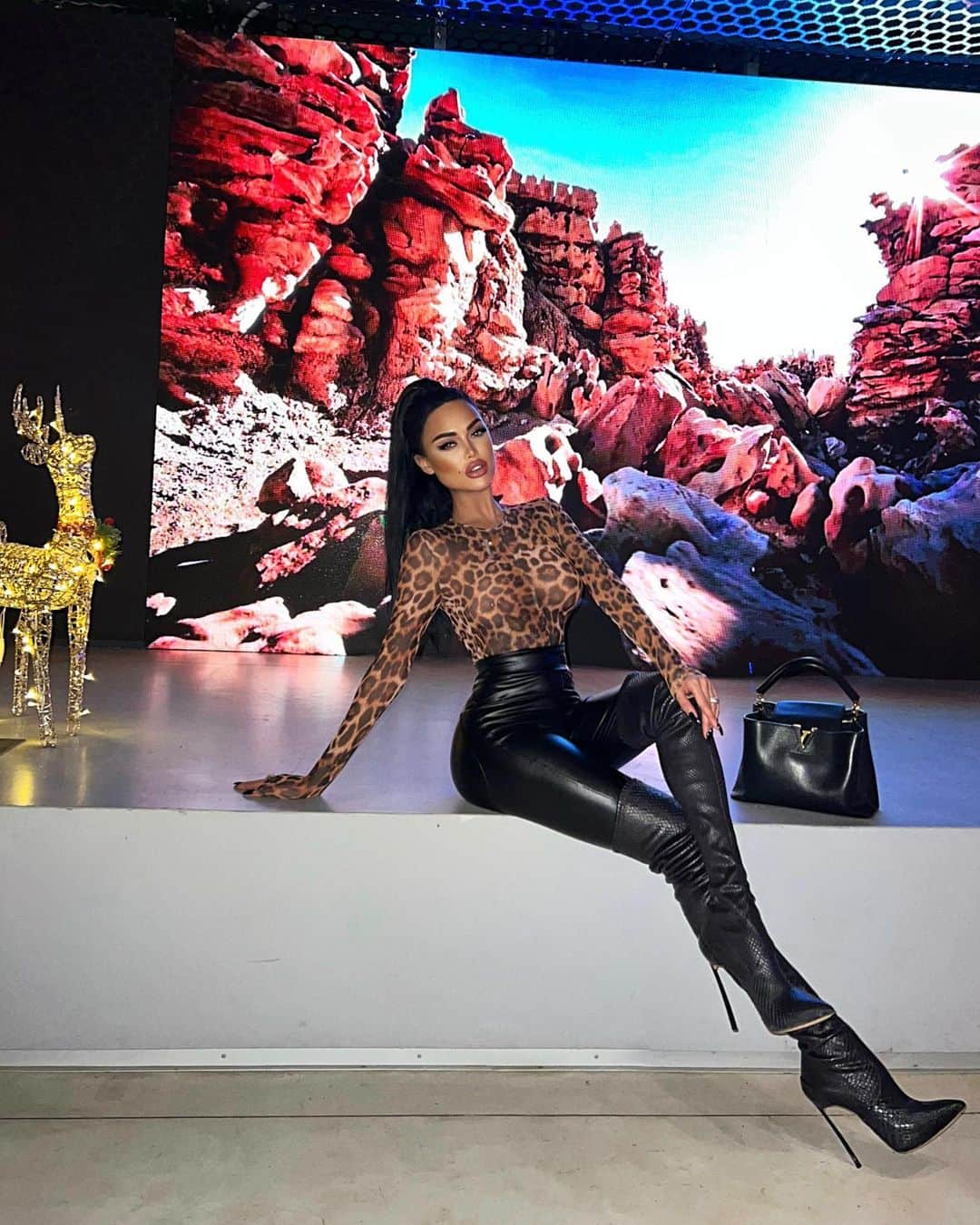 Nita Kuzminaのインスタグラム：「Это слишком красиво! 🥀♠️🐆 Какое из 4-х фото нравится больше? Мне 1 и 2  Как ваше предновогоднее настроение? 😈 _ На мне шикарное боди от @twinscouture  Обожаю кошачьи принты 🐾🐾 Леггинсы @molo.jay.b」