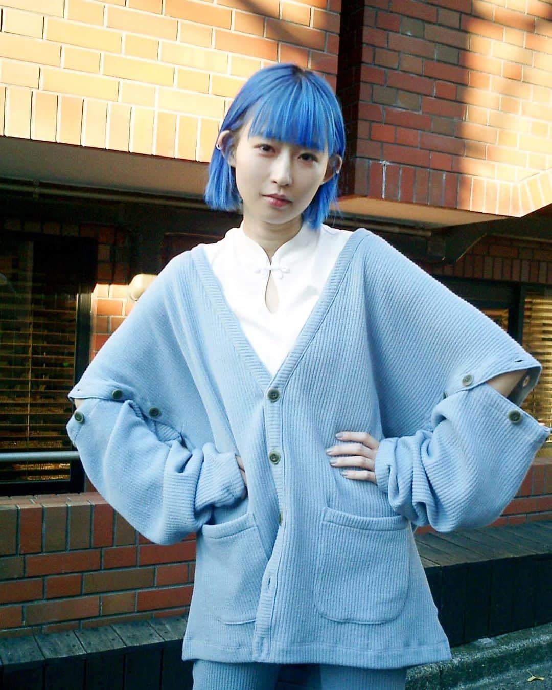 PORINのインスタグラム：「チャイナteeにカーディガンセットアップ yarden定番チャイナシリーズは半袖チビTシャツに今季はフロントにチャイナボタンを持ってきました。 セットアップはリブニットのような風合いの生地に一目惚れ。カーディガンは袖ボタンの開け閉めで表情が変わります🌿 チャイナteeはサイズ１、 カーディガンは大きめにサイズ３を着用。  #yardenjp #yarden2022ss」