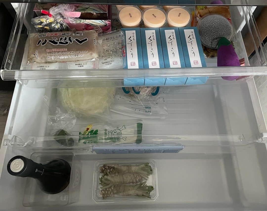 橋本志穂さんのインスタグラム写真 - (橋本志穂Instagram)「今日は冷蔵庫の断捨離。  野菜庫もスッキリ〜  年内に野菜庫も冷凍庫も 使い切りたいと 無駄に買い物はしないぞと違う年末‼️ こんな乏しくなってきたけど 冷凍のほうれん草や 乾燥わかめもあるし、 お雑煮の買い物行くまで 買わないぞーー」12月27日 17時28分 - shihohashimoto3
