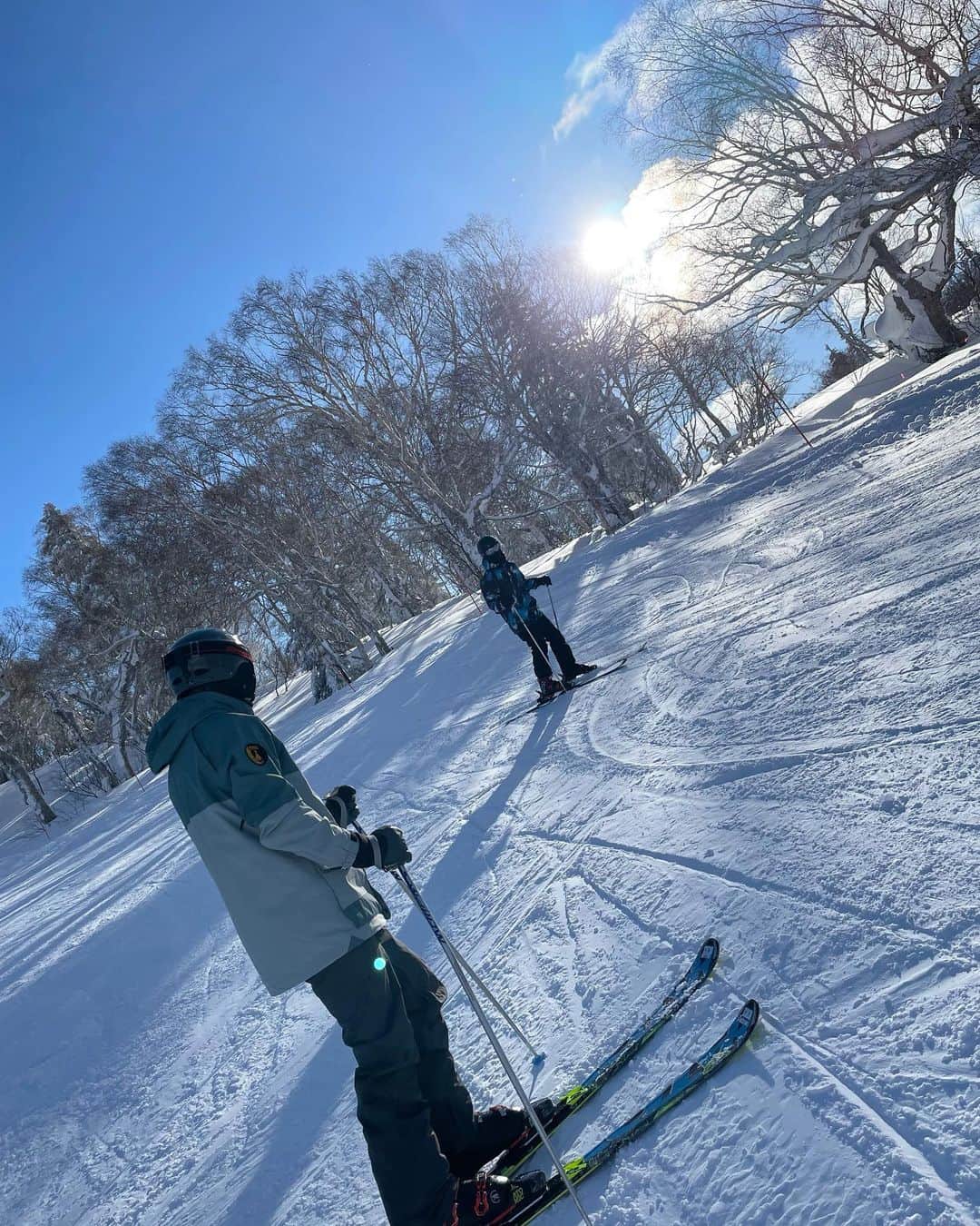 大草直子さんのインスタグラム写真 - (大草直子Instagram)「今日はメンズ２人とスキー！　札幌国際スキー場、素晴らしいですね⛷🎿１本目は快晴。わあ、気持ち良い✨２本目は少し曇り、雪も。頂上付近から下まで滑り降りる、なんと爽快なことか❤️私、実は5歳くらいからスキー⛷を始め、あまり熱心ではありませんが、普通には滑れます😁ただ、前回が、多分10年前くらい。あはは。明日筋肉痛だろうな。好きです、北海道。 @chaletivy  #もちろんウェアはレンタル #前に並んでおられた #お嬢さんたちは #ピンクやイエローのウェアを #配布され #華やかで可愛らし #私に配布されたのはネイビーとベージュ #.........」12月27日 17時36分 - naokookusa