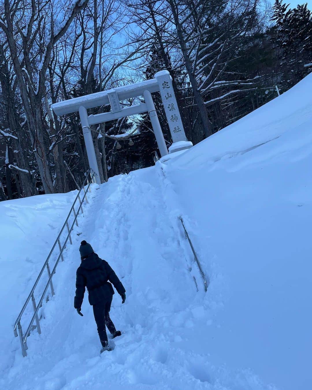 大草直子さんのインスタグラム写真 - (大草直子Instagram)「今日はメンズ２人とスキー！　札幌国際スキー場、素晴らしいですね⛷🎿１本目は快晴。わあ、気持ち良い✨２本目は少し曇り、雪も。頂上付近から下まで滑り降りる、なんと爽快なことか❤️私、実は5歳くらいからスキー⛷を始め、あまり熱心ではありませんが、普通には滑れます😁ただ、前回が、多分10年前くらい。あはは。明日筋肉痛だろうな。好きです、北海道。 @chaletivy  #もちろんウェアはレンタル #前に並んでおられた #お嬢さんたちは #ピンクやイエローのウェアを #配布され #華やかで可愛らし #私に配布されたのはネイビーとベージュ #.........」12月27日 17時36分 - naokookusa