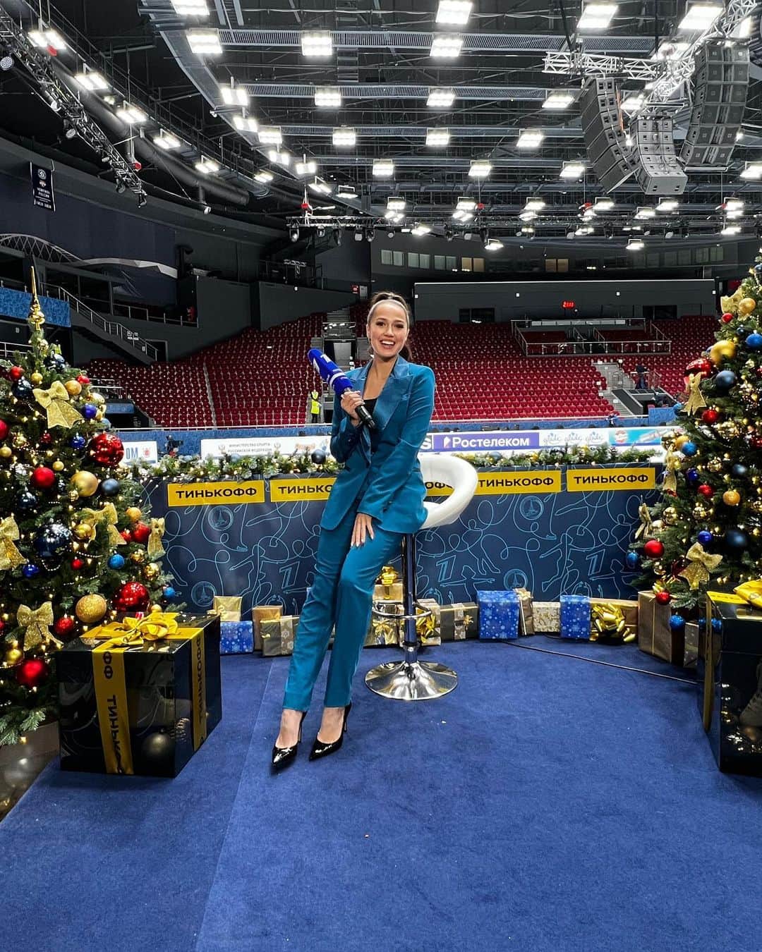 アリーナ・ザギトワのインスタグラム：「Вот и подошел к концу Чемпионат России🔥  Рада, что стала частью этого масштабного соревнования. Я искренне поздравляю тренерский состав и всех участников, вы все большие молодцы!  Особенно хочется отметить тех, кто  поедет представлять нашу страну на Олимпийских играх. Желаю удачи и верю, что у вас всё получится!🇷🇺  Быть репортером от @1tv и сопровождать участников на пути, который уже прошла сама - невероятные ощущения для меня! Ведь в 2018 году именно победа на Чемпионате России в Санкт-Петербурге привела меня к золоту на Олимпиаде 🥇🌠  Огромное спасибо организаторам за подаренный опыт, воспоминания и возможность пережить эти эмоции снова! ❤️」