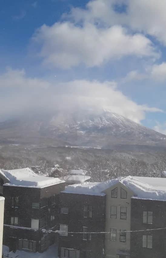 平アスカのインスタグラム：「朝起きてカーテンを開けるとこの景色🏔 わたしはニセコでこの羊蹄山をみるのが好きなんだ〜✨ 夏と冬とで全く違うお顔がかっこいい。 #ニセコ #北海道 #niseko」