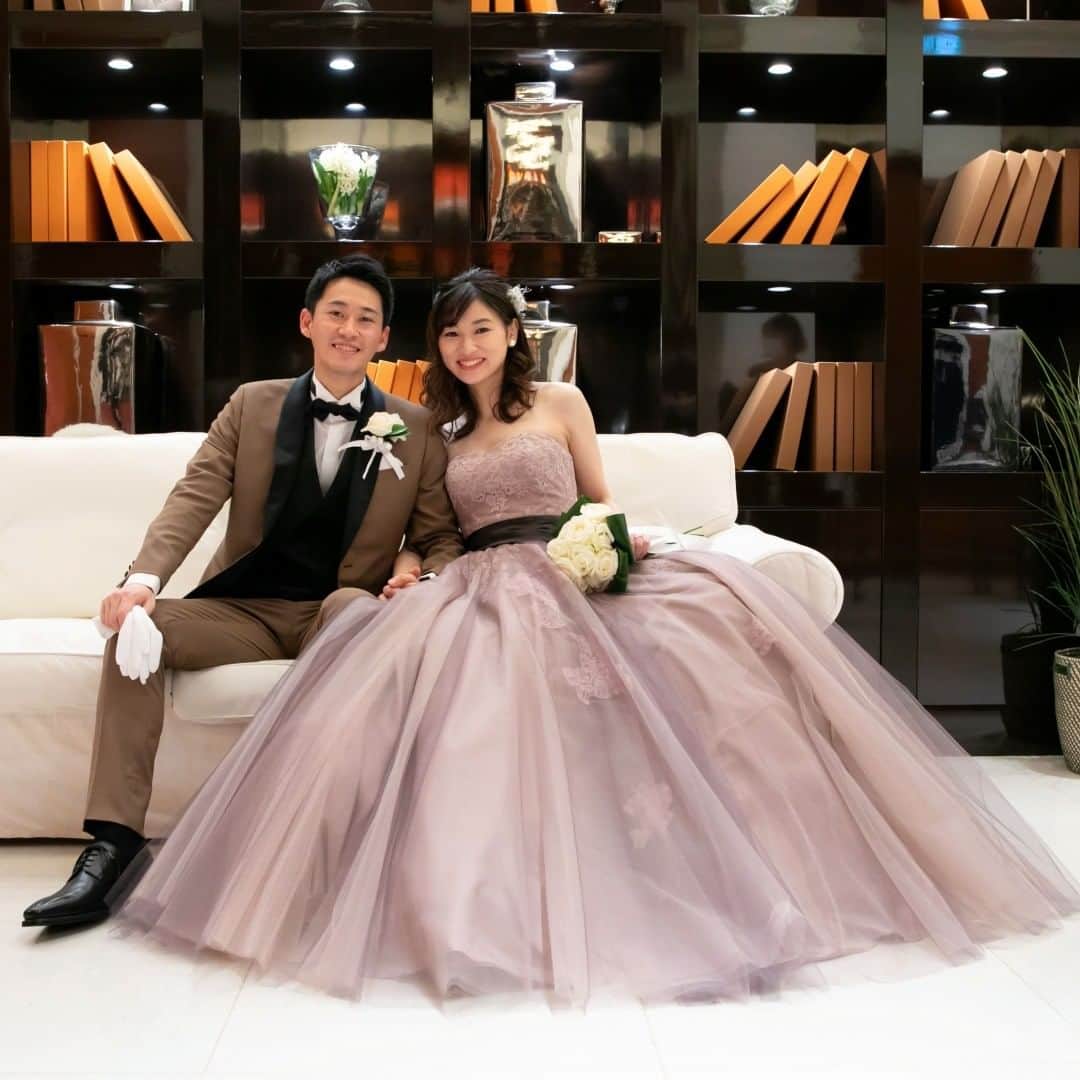 スマ婚/オフィシャルアカウントのインスタグラム：「大人花嫁にピッタリなくすみカラーのドレス👗 落ち着いた色味で花嫁の魅力を惹き立ててくれます。  本年もスマ婚をご愛顧いただき 誠にありがとうございました。 来年もどうぞよろしくお願いいたします🎍 皆さま素敵な年末年始をお過ごしくださいませ💓  2022年も日本中の新郎新婦さまにとって 幸多き年となりますように…✨  @smakon_official をフォローいただき 「#スマ婚」をつけて 皆さまの𝑊𝑒𝑑𝑑𝑖𝑛𝑔写真をご投稿ください♡ 公式アカウントでリグラムのチャンス♬  ＊＊＊＊【スマ婚　公式𝐿𝐼𝑁𝐸】＊＊＊＊ 結婚式に関するお悩みやご質問など LINEでお気軽にご相談ください✨ スマ婚公式LINEアカウントは @smakon_official  プロフィールTOPのリンクより ご登録いただけます💡 ＊＊＊＊＊＊＊＊＊＊＊＊＊＊＊＊＊＊  #スマ婚 #結婚式 #プレ花嫁 #式場探し #式場迷子 #ブライダル #プレ花嫁準備 #結婚式準備 #披露宴演出 #結婚式場選び #プレ花嫁さんと繋がりたい #全国の花嫁さんと繋がりたい #ウェディングドレス #カラードレス #くすみカラー」