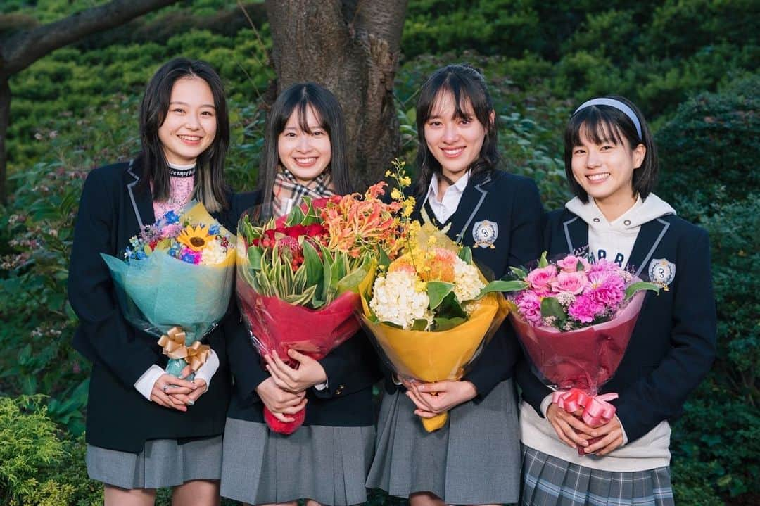 この初恋はフィクションですのインスタグラム：「. ／ 💐クランクアップ写真⑦💐 ＼  最後の第7段は… この作品でデビューを果たした 「私が女優になる日_」メンバー💎✨  主演を務めた #飯沼愛 ちゃん🌼 沼ちゃんがだんだん泉になっていく姿は 印象的でひたむきに役と向き合ってました🌱 芯のある逞しい倉科泉は沼ちゃんそのものでした✨  15歳で堂々と自然体な高2の紗羽を演じた みんなのビタミンガール #武山瑠香 ちゃん🌼  序盤に難しい女子のケンカのシーンをやり抜いた 器用で大人な萌子役の #三浦涼菜 ちゃん🌼  恋も勉強も部活も自分の気持ちに正直に決断する 凛を爽やかに演じた #赤穂華 ちゃん🌼  そしてみんなより一足先にアップ❗️ この物語に刺激をくれた蓮見役の #渋谷風花 ちゃん🌼  みんな本当に頑張りました‼️ #初恋F スタッフはみんなの 未来をずっと応援しています📣💕  #この初恋はフィクションです  #YouTubeで全話配信中  #Paravi鑑賞会もみてね」