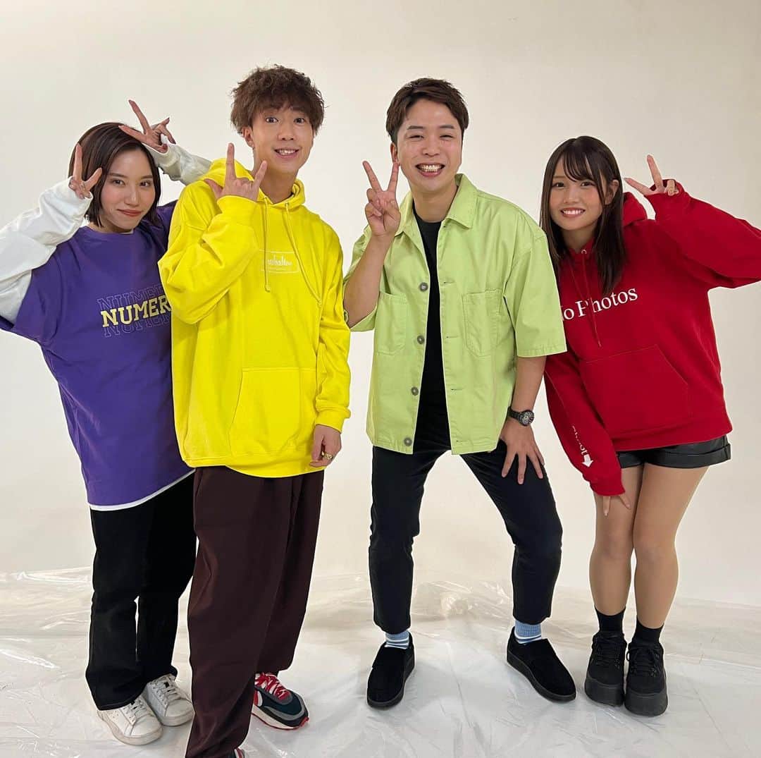 おしらのインスタグラム：「ばんばんざいとAdoさんの阿修羅ちゃんを歌いましたー👹 YouTubeでぜひチェックしてねぇ。  3人ともすごくキラキラしてて、最強にステキなグループでした😘 ばんばんざい側のチャンネルでは久保田利伸さんのLA LA LA LOVE SONGで歌ってみたコラボさせてもらってますゆえ、二曲ともお楽しみあそばせ🤩  ラブばんばんざい💋」